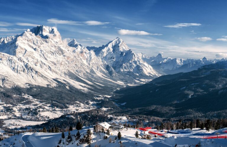 Pohľad zhora na najznámejšiu horskú lokalitu Talianska: Cortinu d'Ampezzo (belluno). Cortina je dobre známa po celom svete už od roku 1956, kedy hostila zimné olympijské hry. V súčasnosti veľa významných ľudí a turistov trávi dovolenku na snehu v Cortine d'Ampezzo.