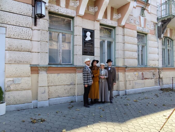 Počas komentovanej prechádzky Piešťany podľa Wintera ožíva zásluhou hercov pred očami aj v slúchadlách účastníkov zaujímavý, a zároveň smutný príbeh tohto výnimočného človeka a zakladateľa piešťanských kúpeľov.