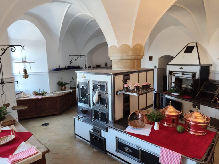 Hradná kuchyňa, kde sa odohrávalo veľa rozprávok a filmov.