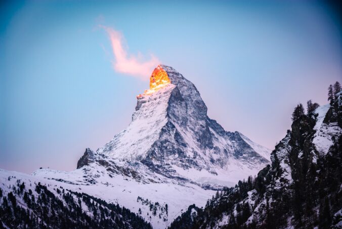 Horský vrchol Matterhorn žiariaci v rannom slnku