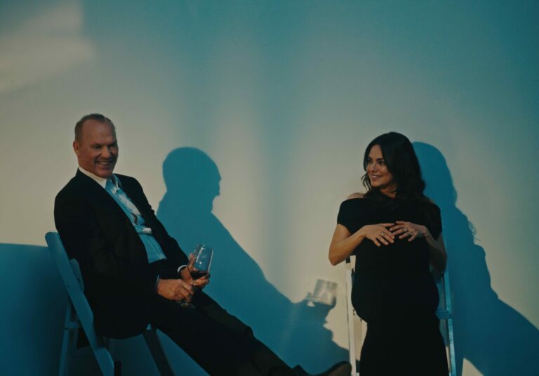 Michael keaton a mila kunis hladaju k sebe cestu ako otec a dcera.jpg