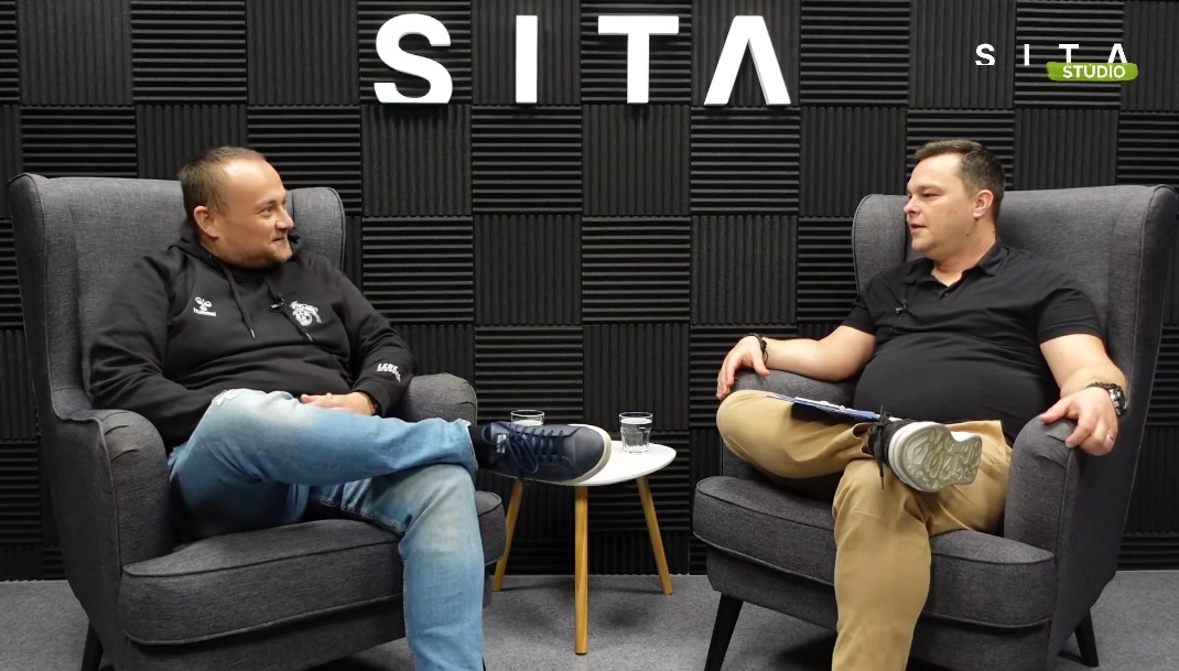 Peter Barin počas rozhovoru s Karolom Jakubovičom V športovom SITE.