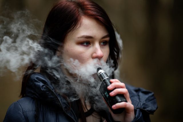 Vaping, dievča, e cigarety