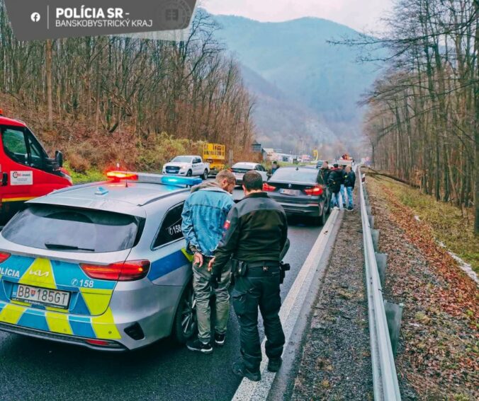 Policajti v Banskej Bystrici spozorovali na ceste kradnuté BMW, po ktorom bolo vyhlásené medzinárodné pátranie – FOTO