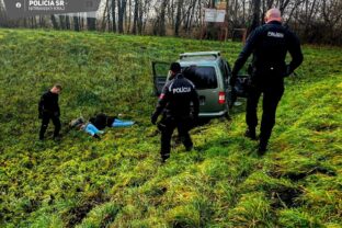 Muža na kradnutom aute naháňali policajti