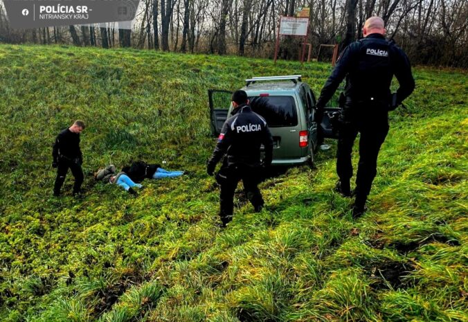 Muža na kradnutom aute naháňali policajti