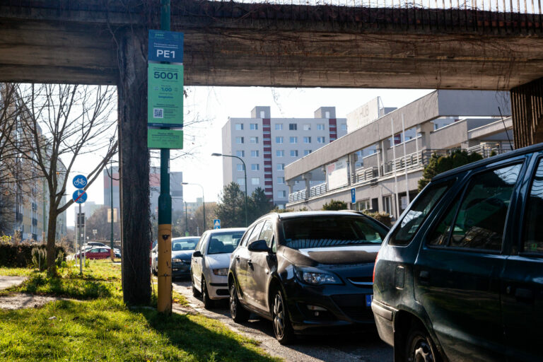 DOPRAVA: Parkovacia politika v Petržalke