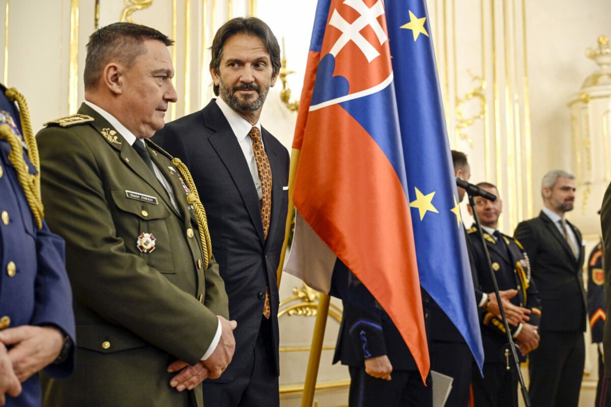 PREZIDENT: Povýšenie profesionálnych vojakov