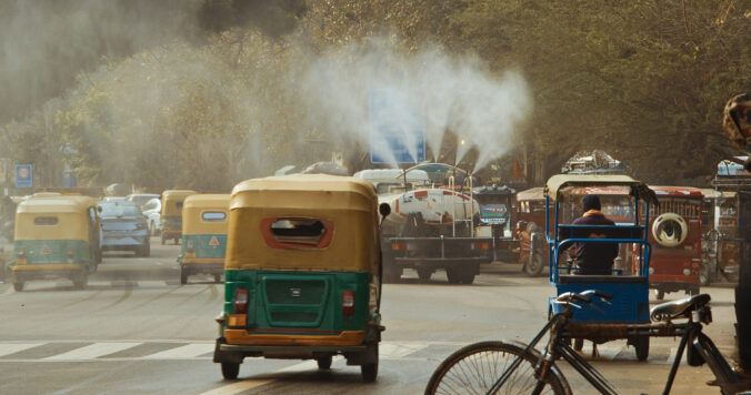 New Delhi, Delhi, India. Fire truck spraying water over Delhi streets amid pollution emergency. The government plans to spray the city with water in an attempt to clear the toxic smog cloud