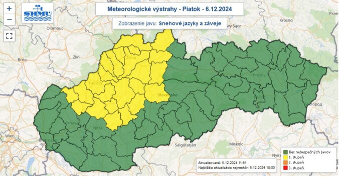 Snehové jazyky a záveje sa v piatok 6. decembra 2024 tvoriť v okresoch Slovenska označených žltou farbou.