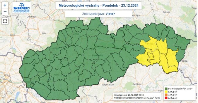 Výstraha prvého stupňa pred silným vetrom je vydaná v pondelok od 17.00 pre žltou farbou označené okresy.