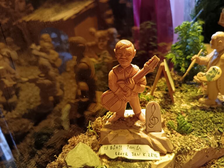 Figúrka Karla Kryla, vysoká len 8,5 cm, ktorá bola zapísaná do českej knihy rekordov ako najmenšia figúrka tejto legendy