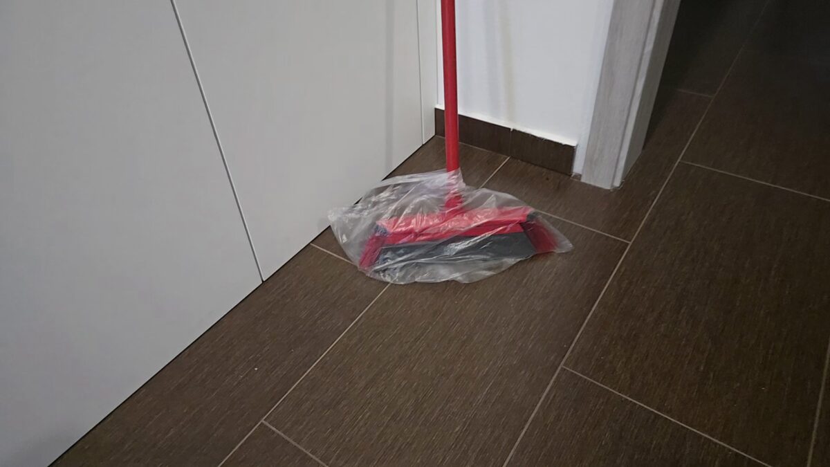 geniálny trik s igelitovými vreckami na metly
