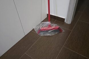 geniálny trik s igelitovými vreckami na metly