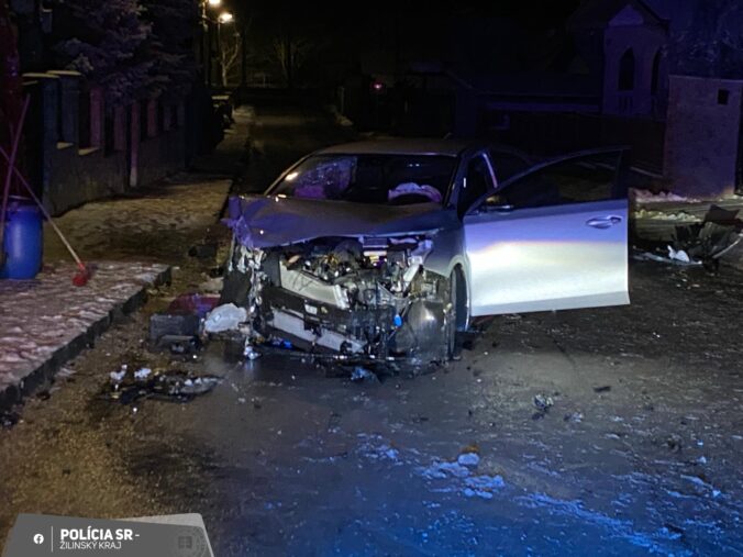 Únik pred políciou mu nevyšiel. Muž pod vplyvom drog skončil v betónovom oplotení rodinného domu – FOTO