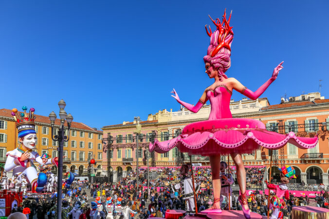 Carnaval de Nice, This years theme King of Cinema (ROI du Cinéma) - Bright pink ballerina and king of the carnaval moving in the show