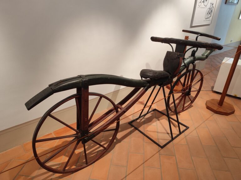 Expozícia starých bicyklov.