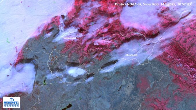 Snímka z družice NOAA SK, snehová pokrývka je pre zvýraznenie odlíšená odtieňom červenej farby a časť územia pokrýva oblačnosť