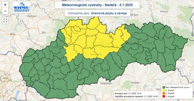 Výstraha prvého stupňa pred snehovými jazykmi a závejmi je vydaná pre žltou farbou označené okresy Slovenska.