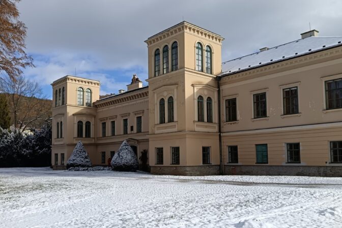 Historický zámok Čechy pod Kosířem obklopený zimnou krajinou