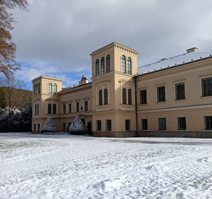 Historický zámok Čechy pod Kosířem obklopený zimnou krajinou