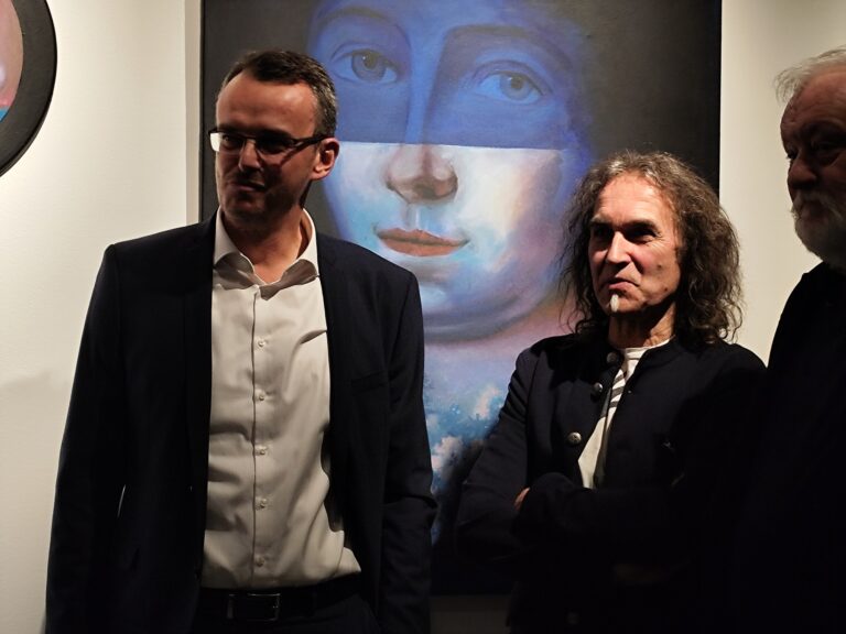 Bratislava hostí unikátnu výstavu „Značkové umenie“, ktorá predstavuje tvorbu dvadsiatich štyroch umelcov z rôznych krajín. Staré cestné značky, zvyčajne spájané so zákazmi, dostali nový život ako plátna pre umelecké vyjadrenie.