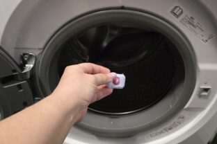 tableta do umývačky na čistenie práčky