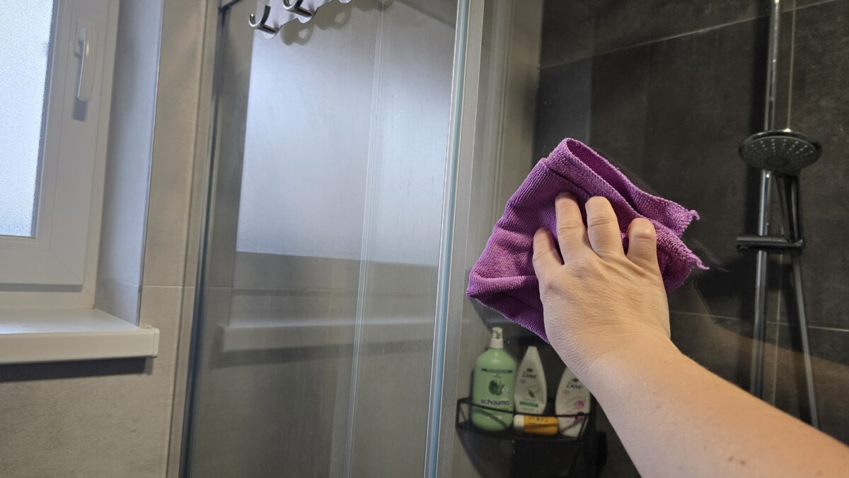 čistenie sprchových dverí