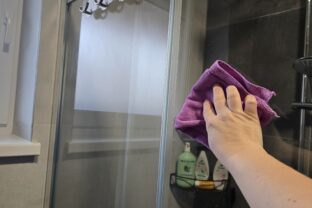 čistenie sprchových dverí