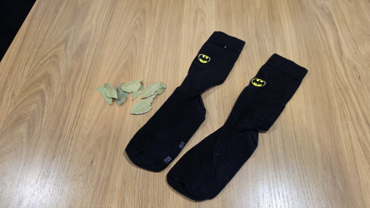 Vložte bobkový list do ponožiek