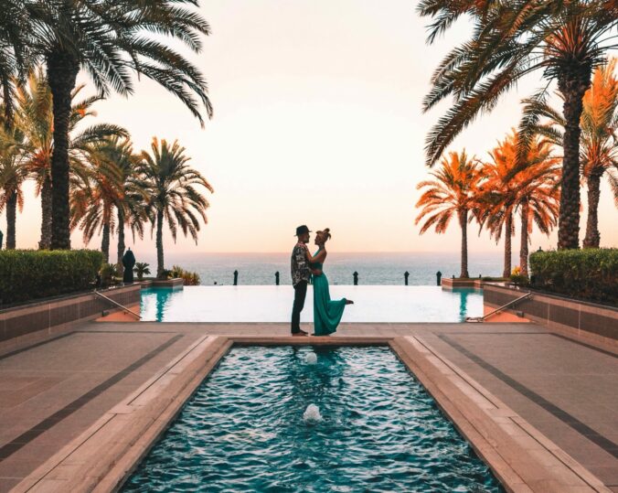 Couple infinity pool view mensia.jpg