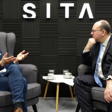 Mikuláš Dzurinda (vľavo) počas rozhovoru s Miroslavom Wlachovským v podcaste Okno do sveta.