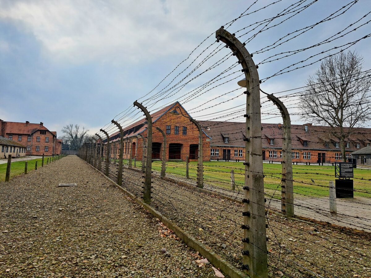 Koncentračný tábor Auschwitz Birkenau v Poľsku, v ktorom zahynulo 1,1 milióna ľudí, z toho väčšinou Židia.