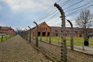Koncentračný tábor Auschwitz Birkenau v Poľsku, v ktorom zahynulo 1,1 milióna ľudí, z toho väčšinou Židia.