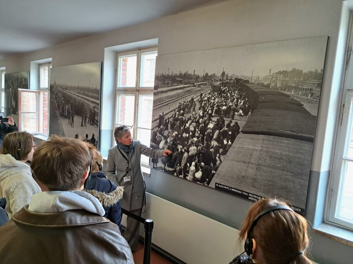 Sprievodkyňa Štátneho múzea Auschwitz Birkenau Sylvia Pałuch, počas sprevádzania slovenskej skupiny návštevníkov v jednom z baraku niekdajšieho koncentračného tábora v Osvienčime.
