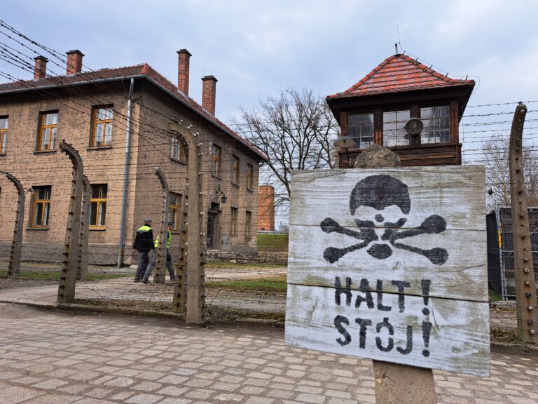 Koncentračný tábor Auschwitz Birkenau v Poľsku, v ktorom zahynulo 1,1 milióna ľudí, z toho väčšinou Židia.