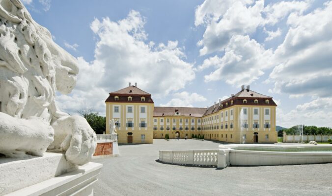 2010_hertha hurnaus c schloss hof schloss loewe neptunbrunnen_dv_dsc_6230_exp.jpg