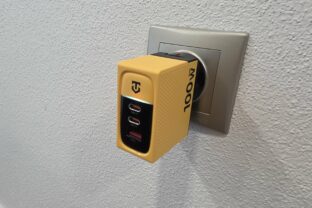 nabíjačku v zásuvke