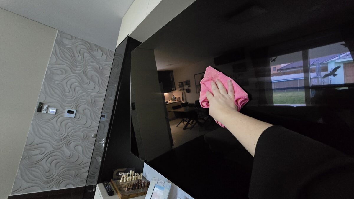 čistenie televízora