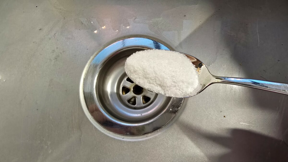 sypanie soli do drezu