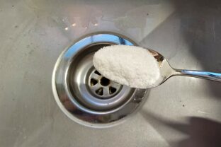 sypanie soli do drezu