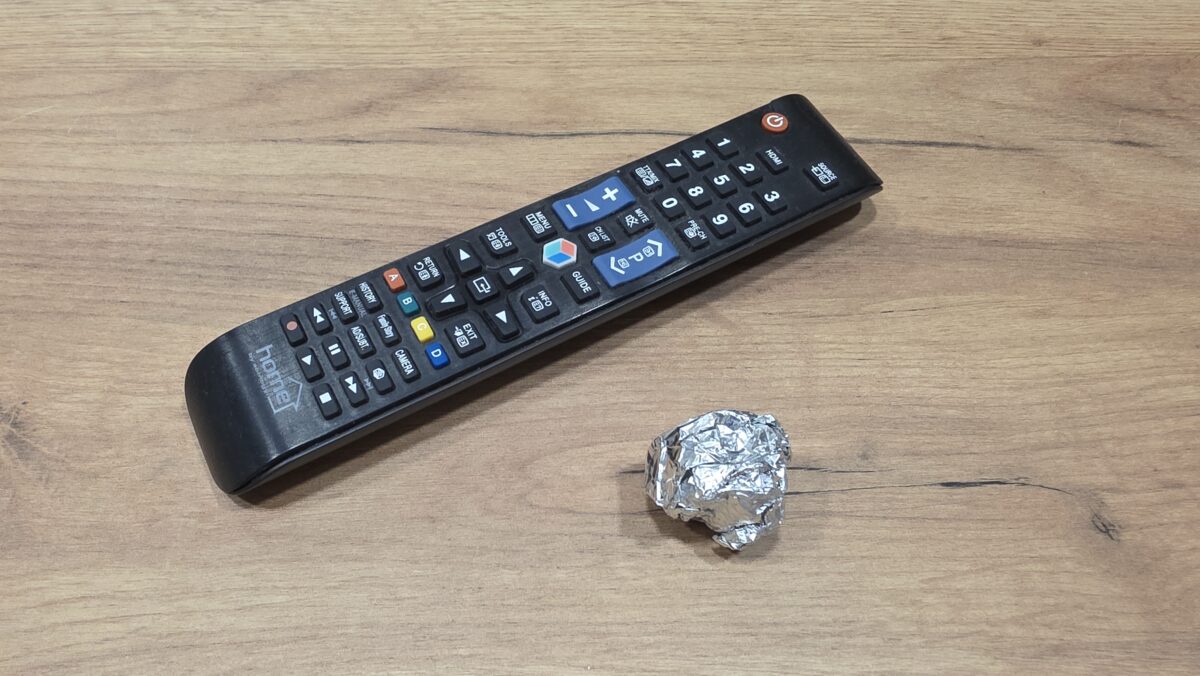 kúsok alobalu do diaľkového ovládača