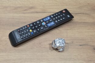 kúsok alobalu do diaľkového ovládača