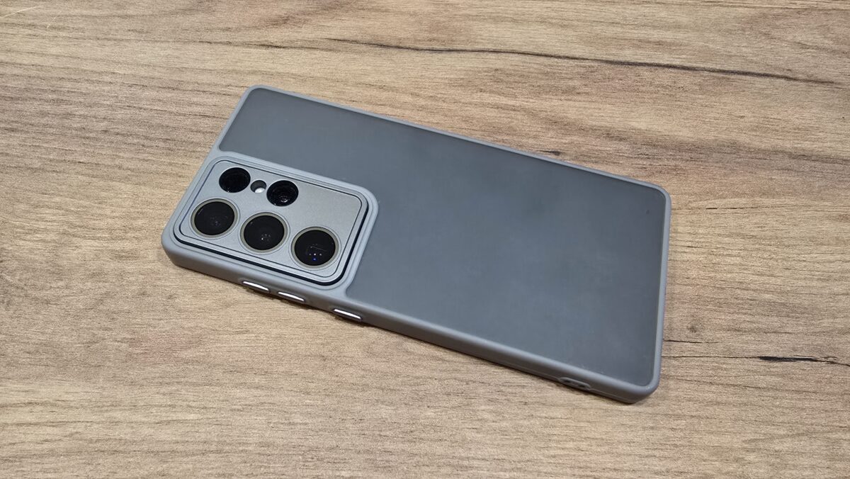 mobil displejom nadol