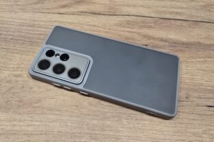 mobil displejom nadol