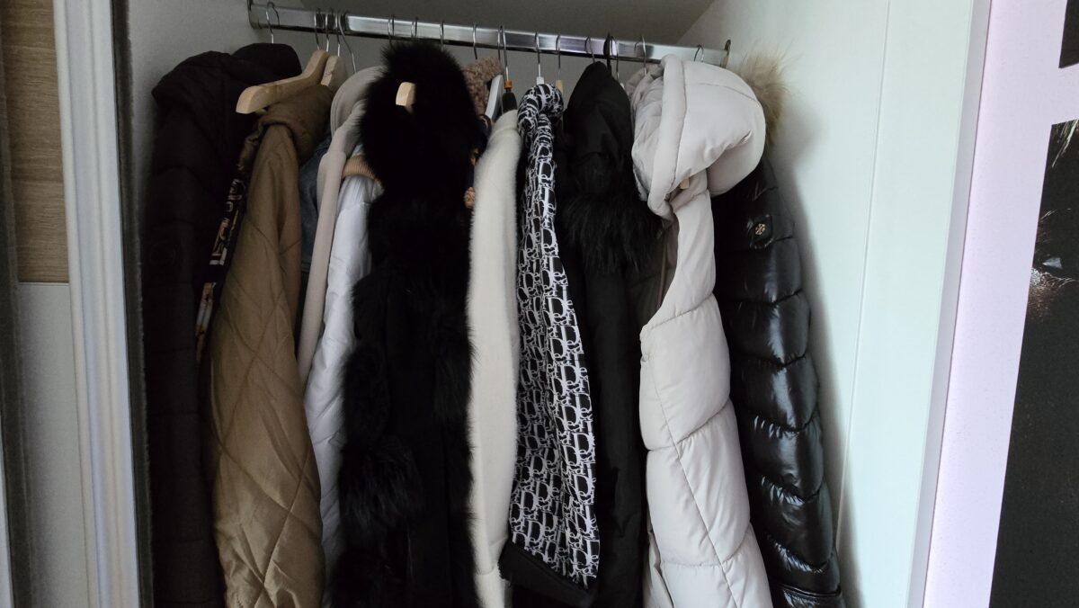 bundy a kabáty v skrini