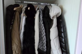 bundy a kabáty v skrini