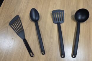 čierne plastové náčinie