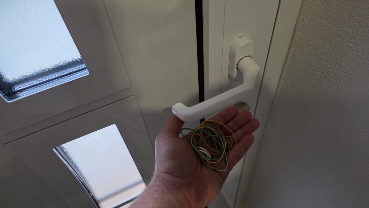 gumičky do vlasov na kľučkach dverí