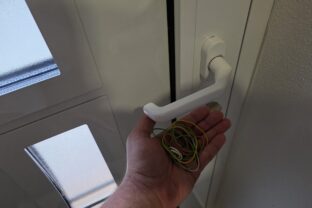 gumičky do vlasov na kľučkach dverí